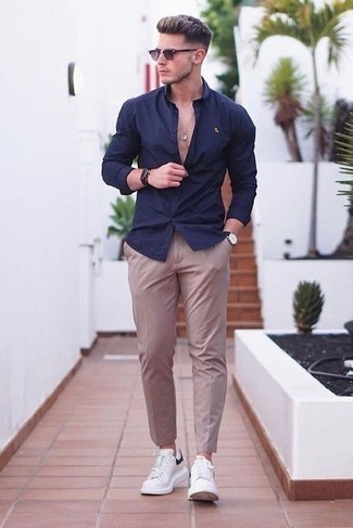 С чем носить темно-синюю рубашку с длинным рукавом мужчине