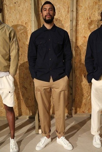 С чем носить темно-синюю рубашку с длинным рукавом мужчине