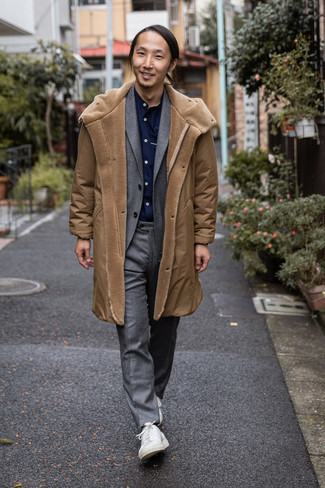 Какие парки носить с темно-синей рубашкой с длинным рукавом мужчине