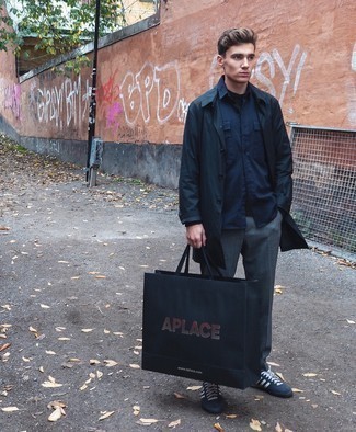 Какие дождевики носить с темно-синей рубашкой с длинным рукавом мужчине