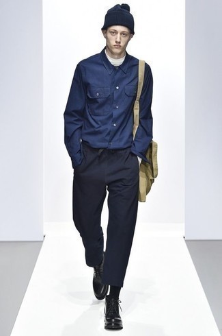 Какие водолазки носить с темно-синей рубашкой с длинным рукавом мужчине