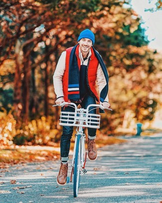 Какие рабочие ботинки носить с темно-синей рубашкой с длинным рукавом мужчине