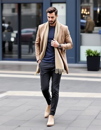 С чем носить темно-синюю футболку с длинным рукавом мужчине