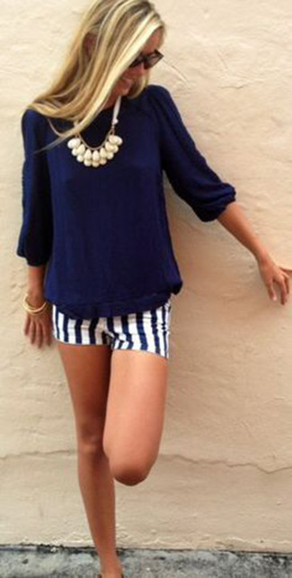 С чем носить темно-синюю футболку с длинным рукавом женщине
