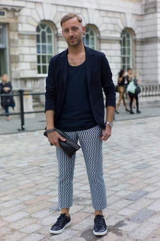 Какие пиджаки носить с темно-синими низкими кедами мужчине