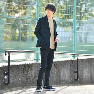 Какие пиджаки носить с темно-синими низкими кедами мужчине