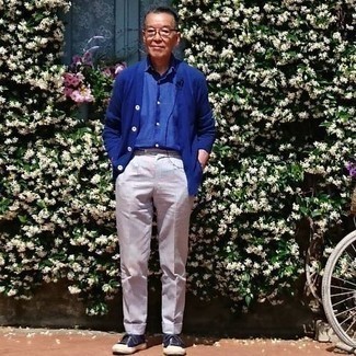 Какие кардиганы носить с темно-синими низкими кедами мужчине