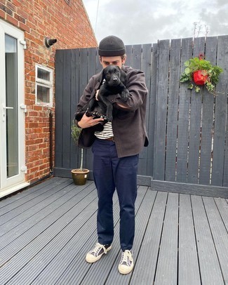 Какие брюки чинос носить с темно-синими низкими кедами