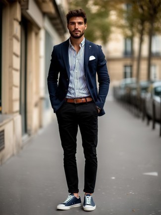 Какие брюки чинос носить с темно-синими низкими кедами
