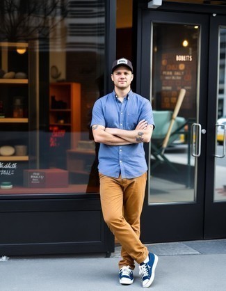 Какие брюки чинос носить с темно-синими низкими кедами