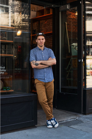 Какие брюки чинос носить с темно-синими низкими кедами