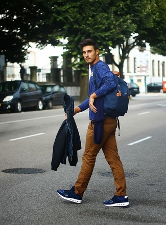 Какие брюки чинос носить с темно-синими низкими кедами