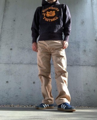 Какие брюки чинос носить с темно-синими низкими кедами