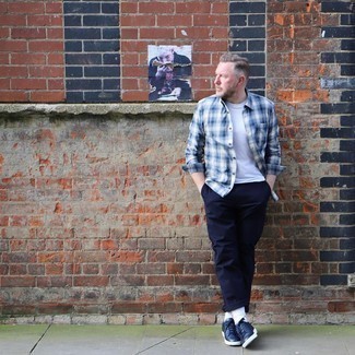 Какие брюки чинос носить с темно-синими низкими кедами