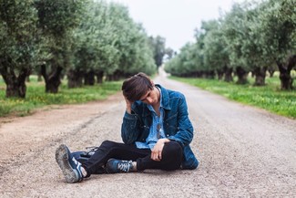 Какие джинсовые куртки носить с темно-синими низкими кедами мужчине