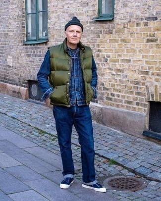 Какие куртки без рукавов носить с темно-синими низкими кедами мужчине