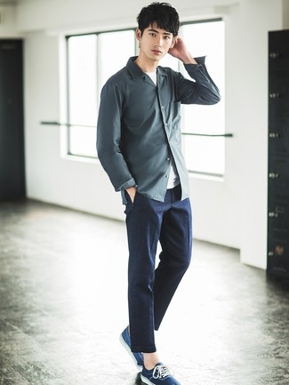 С чем носить темно-синие низкие кеды мужчине