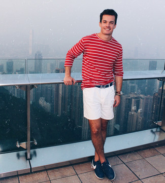 С чем носить темно-синие низкие кеды мужчине