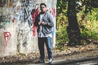 С чем носить темно-синие низкие кеды мужчине