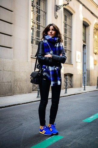 С чем носить темно-синие низкие кеды женщине