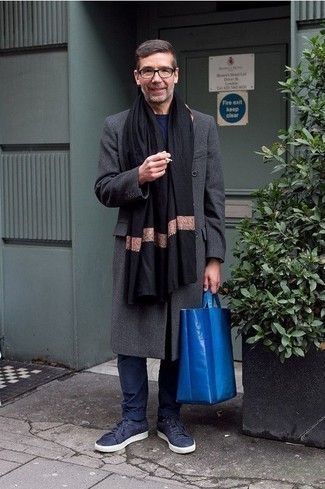 Какие длинные пальто носить с темно-синими низкими кедами