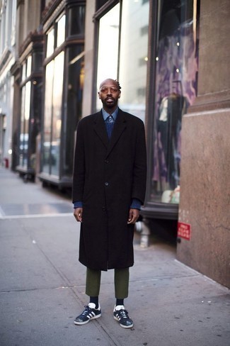 Какие длинные пальто носить с темно-синими низкими кедами