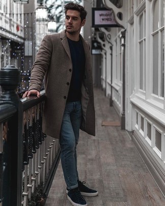 Какие длинные пальто носить с темно-синими низкими кедами