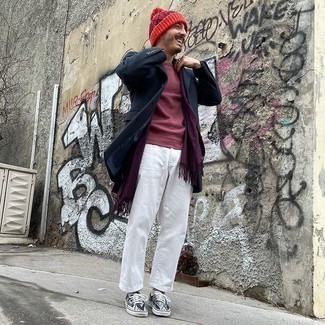 Какие длинные пальто носить с темно-синими низкими кедами