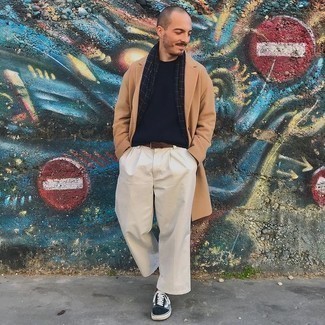 Какие длинные пальто носить с темно-синими низкими кедами