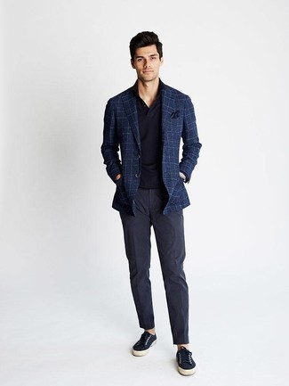 Какие футболки-поло носить с темно-синими низкими кедами мужчине