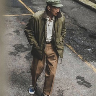 Какие футболки-поло носить с темно-синими низкими кедами мужчине