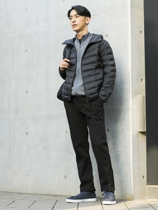 Какие куртки-пуховики носить с темно-синими низкими кедами мужчине