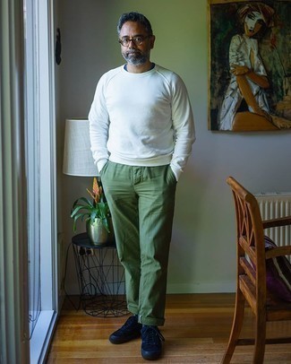 Какие свитшоты носить с темно-синими низкими кедами мужчине