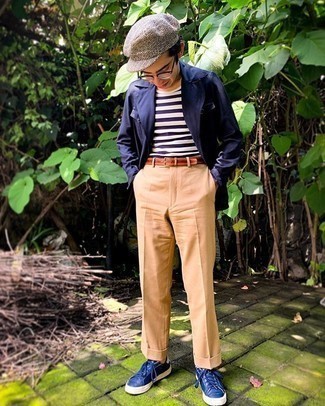 Какие плащи носить с темно-синими низкими кедами мужчине