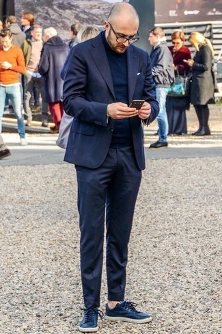 Какие водолазки носить с темно-синими низкими кедами мужчине