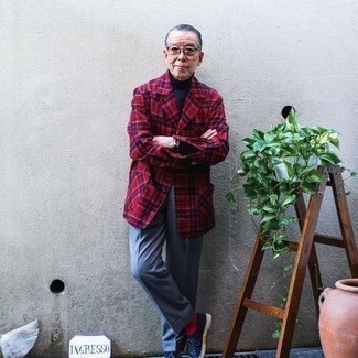 Какие водолазки носить с темно-синими низкими кедами мужчине