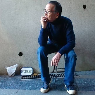 Какие водолазки носить с темно-синими низкими кедами мужчине