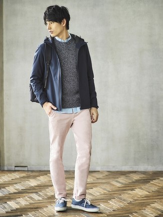 Какие ветровки носить с темно-синими низкими кедами мужчине