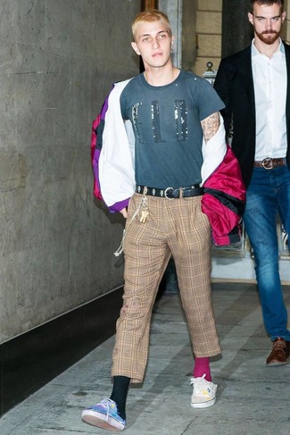 Какие ветровки носить с темно-синими низкими кедами мужчине