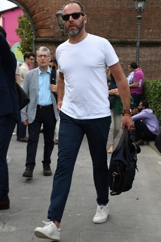 С чем носить темно-синюю сумку почтальона