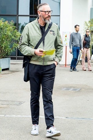 С чем носить темно-синюю сумку почтальона