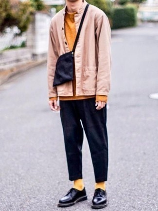 С чем носить темно-синюю сумку почтальона