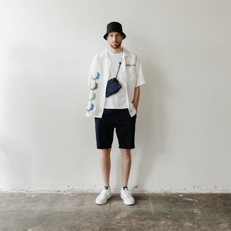 С чем носить темно-синюю сумку почтальона