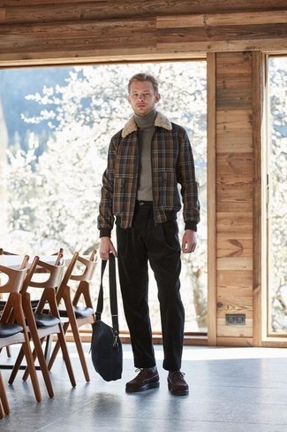 С чем носить темно-синюю сумку почтальона