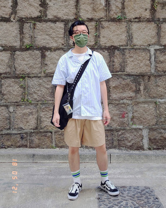 С чем носить темно-синюю сумку почтальона