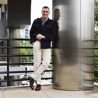 С чем носить темно-синюю куртку в стиле милитари мужчине