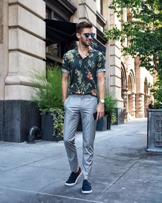 Какие классические брюки носить с темно-синими монками