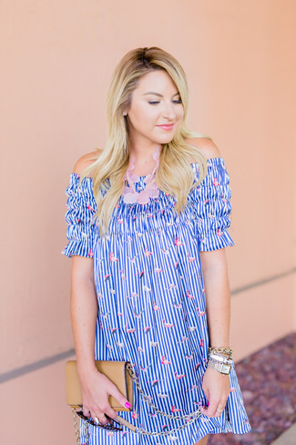 С чем носить темно-синее платье с открытыми плечами