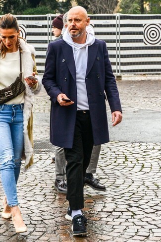 Как носить темно-синее длинное пальто с черными кроссовками