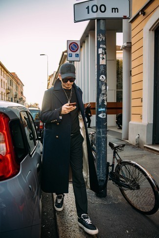 Как носить темно-синее длинное пальто с черными брюками чинос